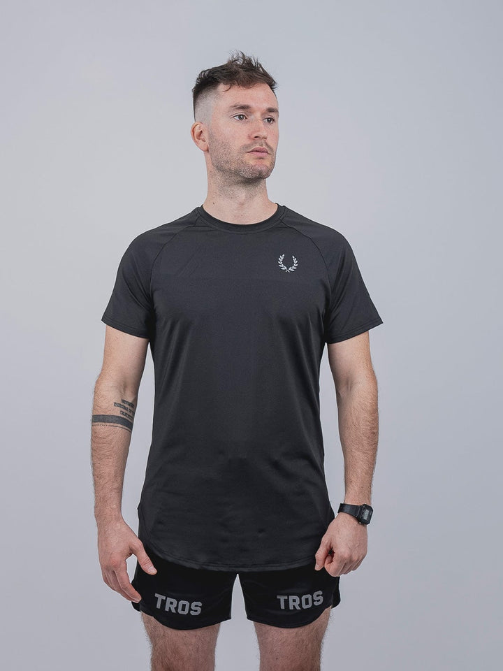 Trail Polera, Colección Trail, Polera manga corta, 84% Poliéster, 16% Spandex, Ropa deportiva, Estilo de vida activo, Calidad, Diseño moderno, Muscle-fit cut, Azul, Negro.