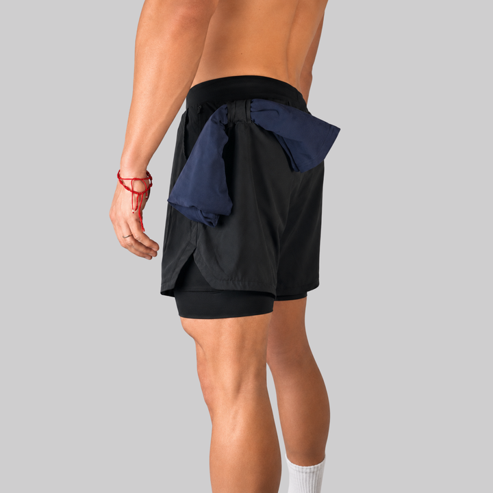 TROS Resilience PDP 2026-05 · Short Resilience - Negro Calza Negra · 05 · 05 model back-side toallero visible