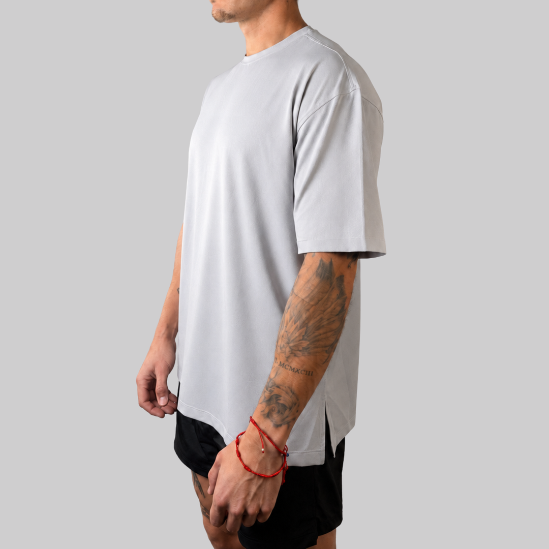 TROS Resilience PDP 2026-05 · Polera Resilience - Gris · 02 · 02 hover model worn/side-front