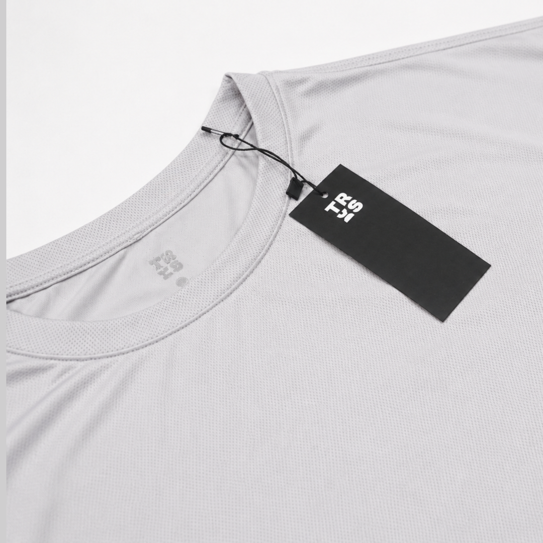 TROS Resilience PDP 2026-05 · Polera Resilience - Gris · 05 · 05 collar/tag detail