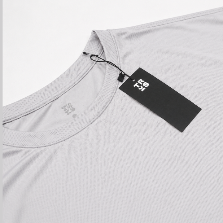 TROS Resilience PDP 2026-05 · Polera Resilience - Gris · 05 · 05 collar/tag detail