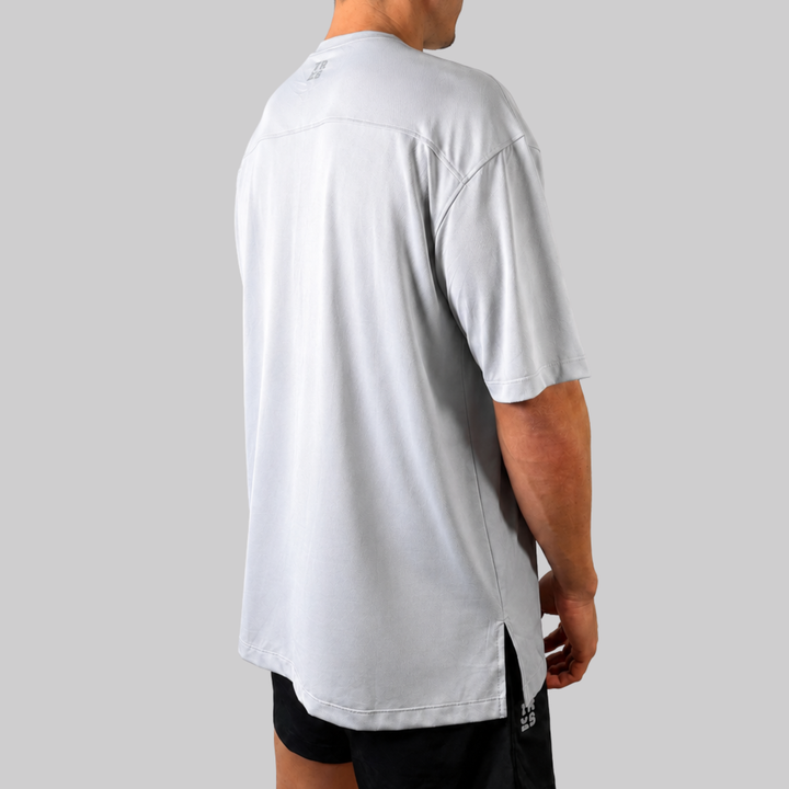 TROS Resilience PDP 2026-05 · Polera Resilience - Gris · 04 · 04 model side-back