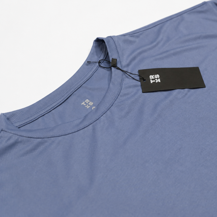 TROS Resilience PDP 2026-05 · Polera Resilience - Slate · 04 · 04 collar/tag detail