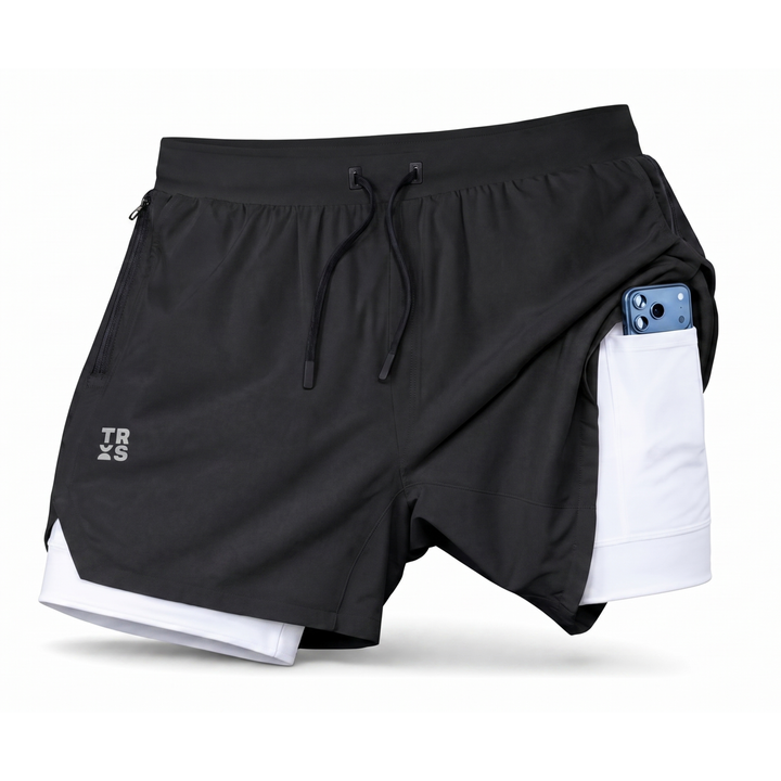 TROS Resilience PDP 2026-05 · Short Resilience - Negro Calza Blanca · 03 · 03 flat lay detail / phone / toallero