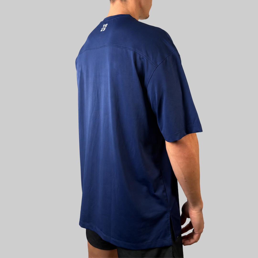 TROS Resilience PDP 2026-05 · Polera Resilience - Azul · 02 · 02 hover model worn/side-back