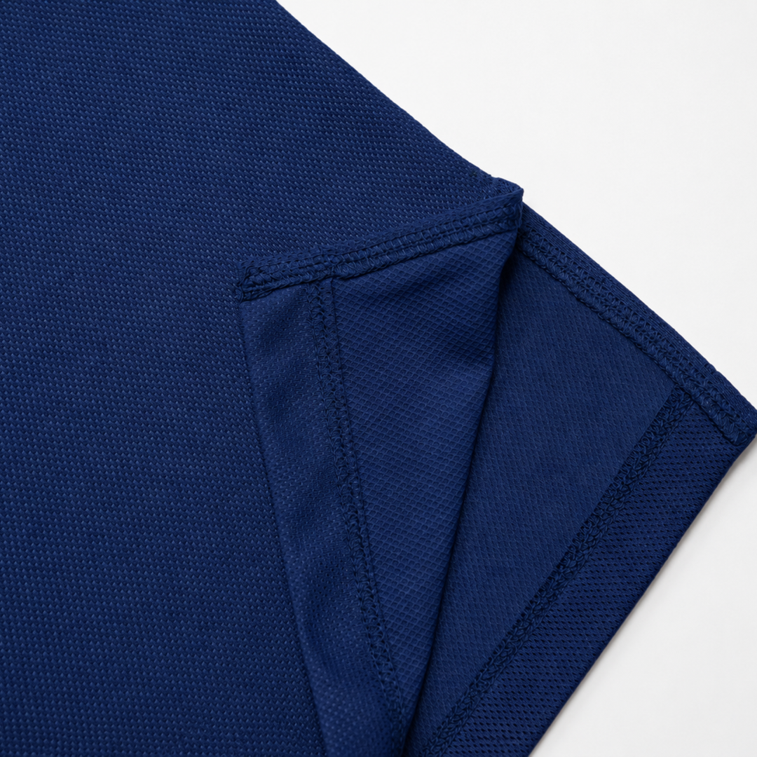 TROS Resilience PDP 2026-05 · Polera Resilience - Azul · 05 · 05 hem/stitch detail