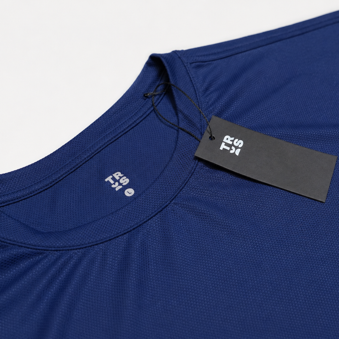 TROS Resilience PDP 2026-05 · Polera Resilience - Azul · 04 · 04 collar/tag detail