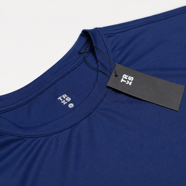 TROS Resilience PDP 2026-05 · Polera Resilience - Azul · 04 · 04 collar/tag detail