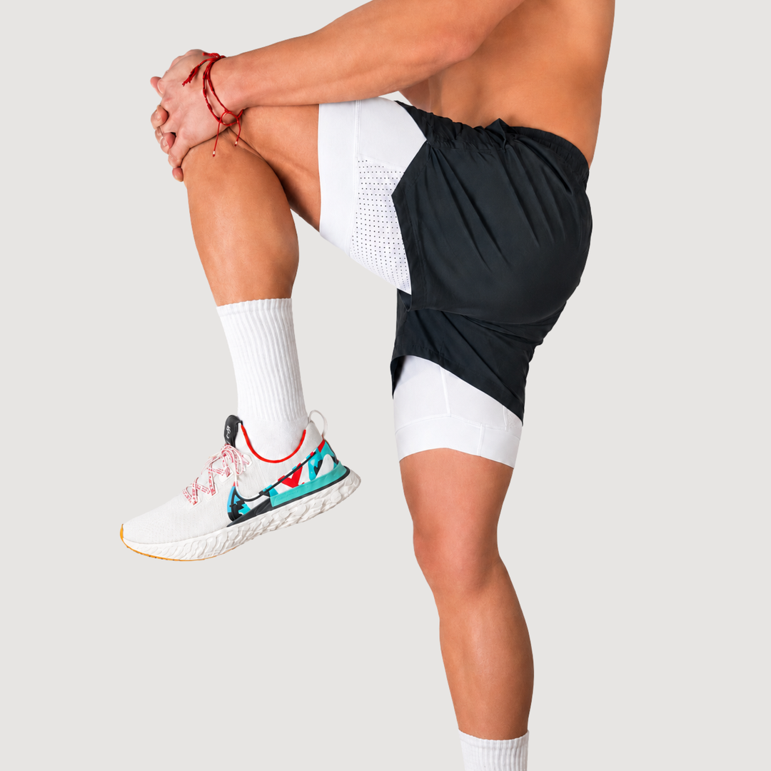 TROS Resilience PDP 2026-05 · Short Resilience - Negro Calza Blanca · 06 · 06 model side seated/detail liner
