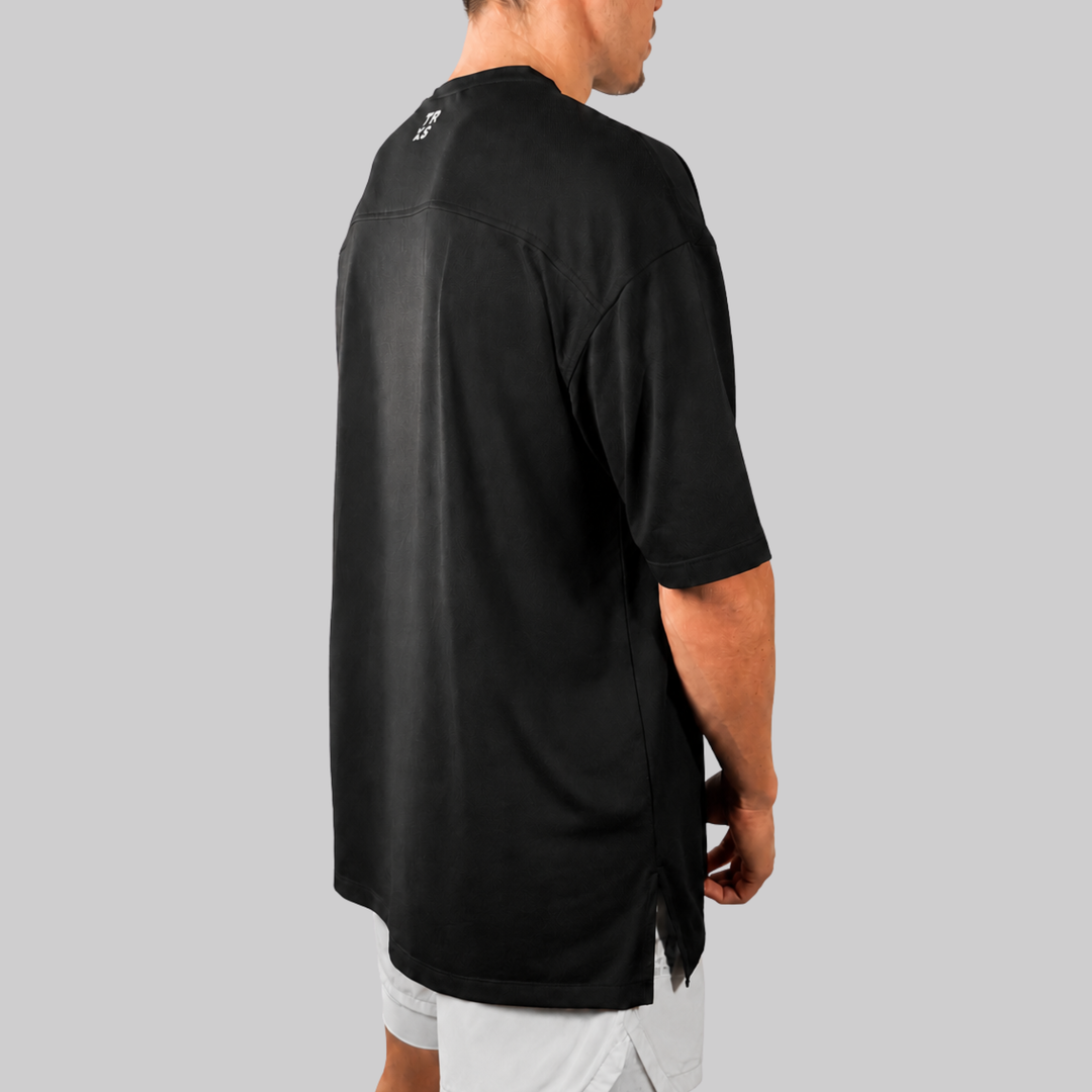 TROS Resilience PDP 2026-05 · Polera Resilience - Negra · 02 · 02 hover model worn/side-back