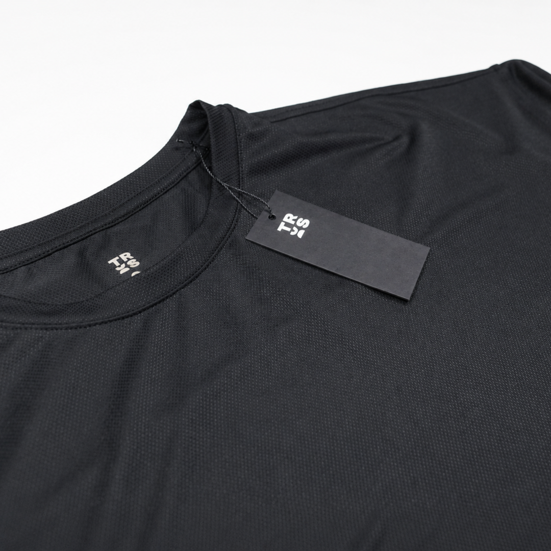 TROS Resilience PDP 2026-05 · Polera Resilience - Negra · 04 · 04 collar/tag detail