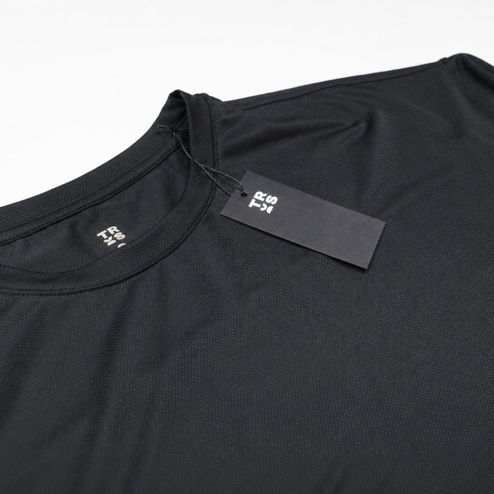 TROS Resilience PDP 2026-05 · Polera Resilience - Negra · 04 · 04 collar/tag detail