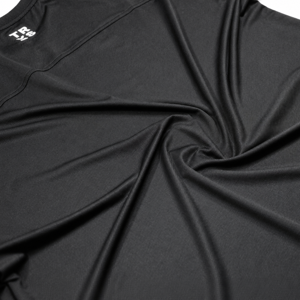 TROS Resilience PDP 2026-05 · Polera Resilience - Negra · 06 · 06 fabric detail