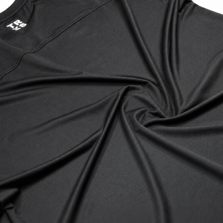 TROS Resilience PDP 2026-05 · Polera Resilience - Negra · 06 · 06 fabric detail