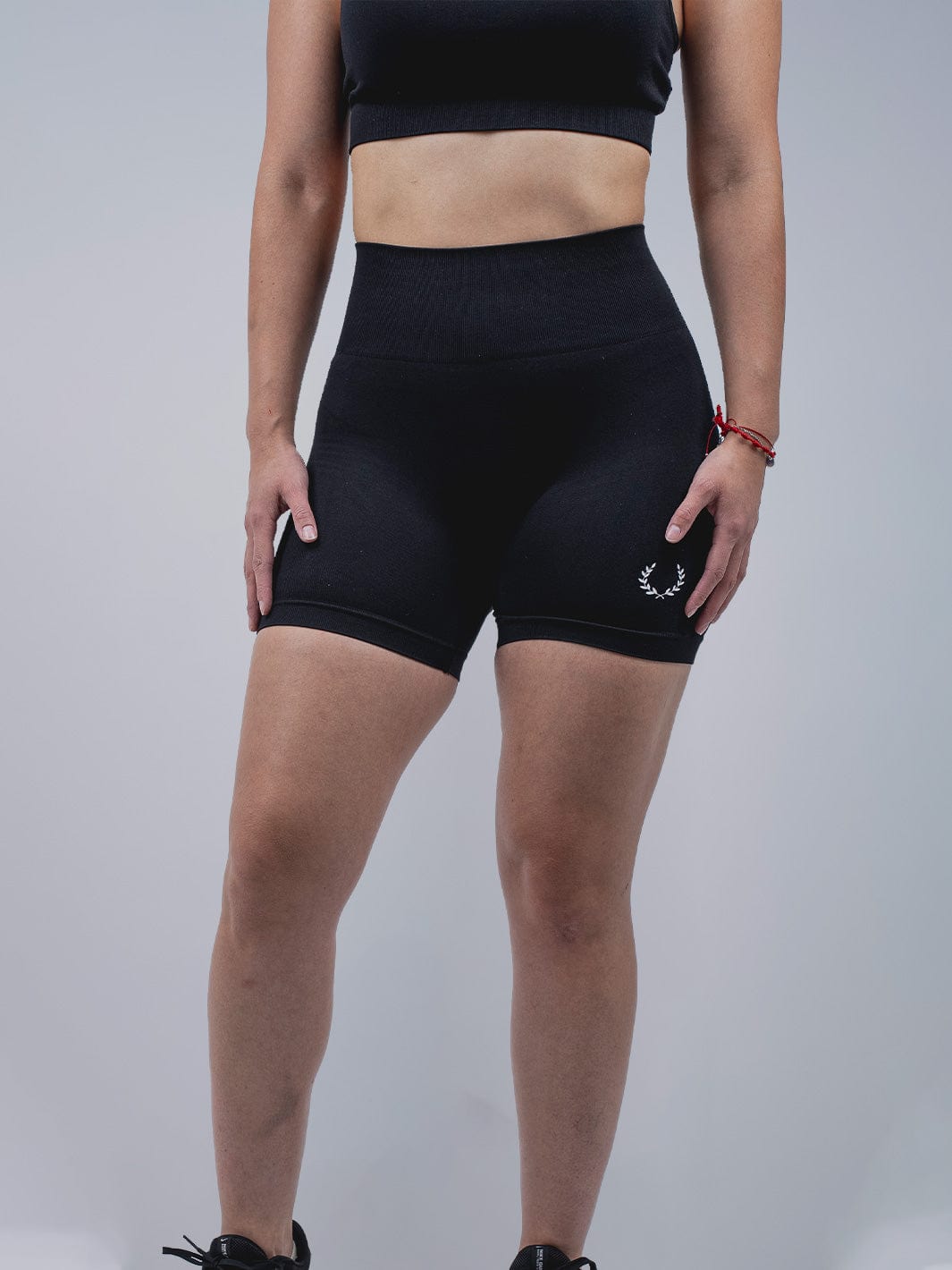 Empower Seamless Short, Colección Empower, Shorts de mujer TROS, Estilo de vida activo, Negro y Gris, Poliester, Nylon, Elastano, Ajuste sin costuras, Fitness.