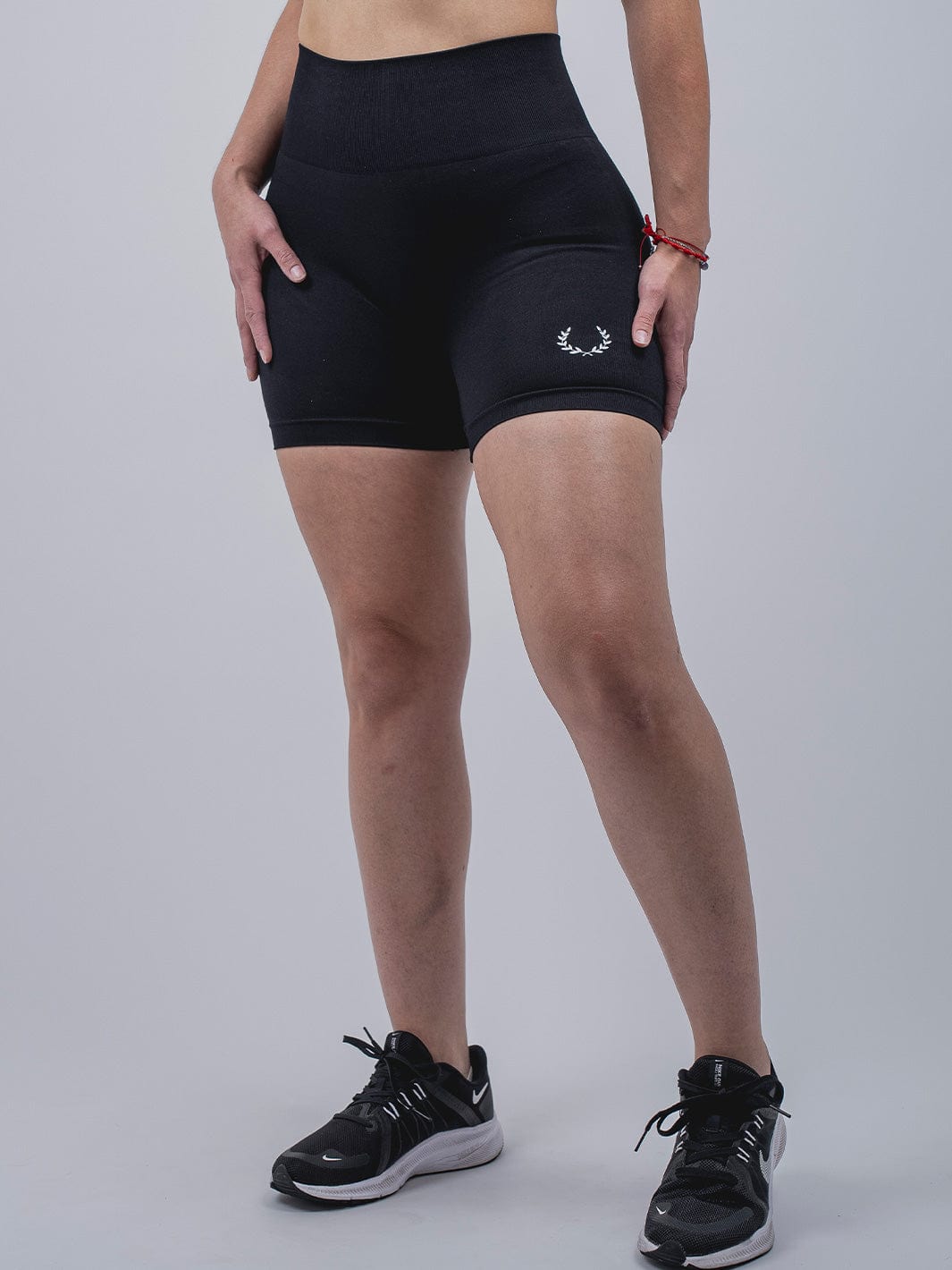 Empower Seamless Short, Colección Empower, Shorts de mujer TROS, Estilo de vida activo, Negro y Gris, Poliester, Nylon, Elastano, Ajuste sin costuras, Fitness.