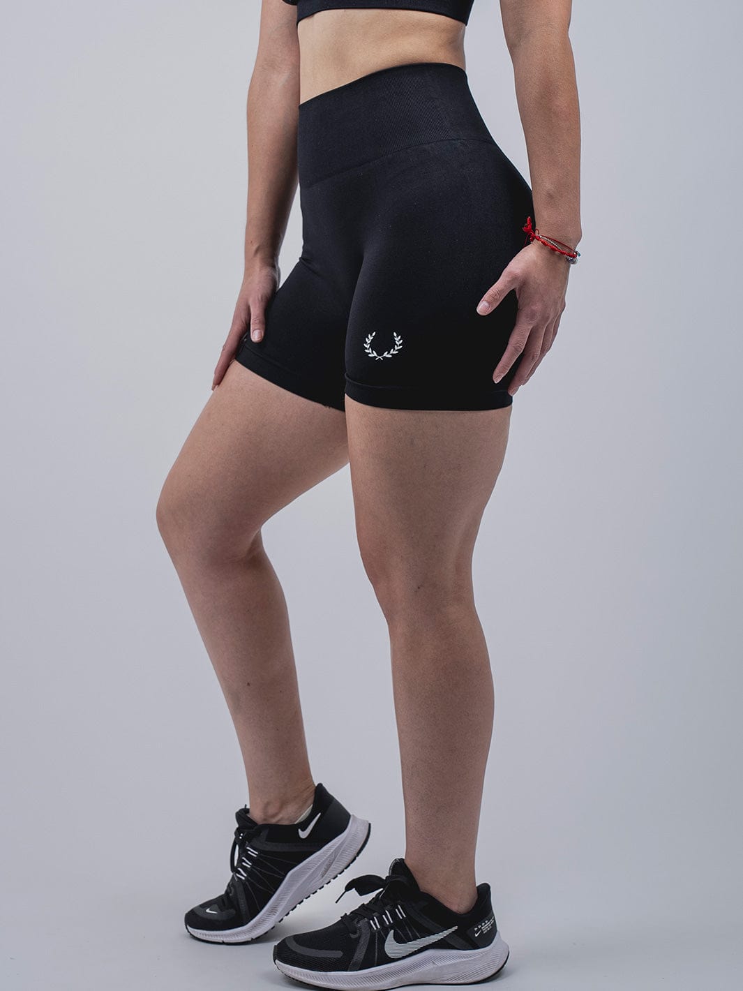 Empower Seamless Short, Colección Empower, Shorts de mujer TROS, Estilo de vida activo, Negro y Gris, Poliester, Nylon, Elastano, Ajuste sin costuras, Fitness.