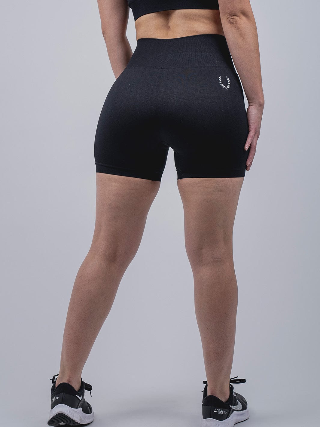 Empower Seamless Short, Colección Empower, Shorts de mujer TROS, Estilo de vida activo, Negro y Gris, Poliester, Nylon, Elastano, Ajuste sin costuras, Fitness.