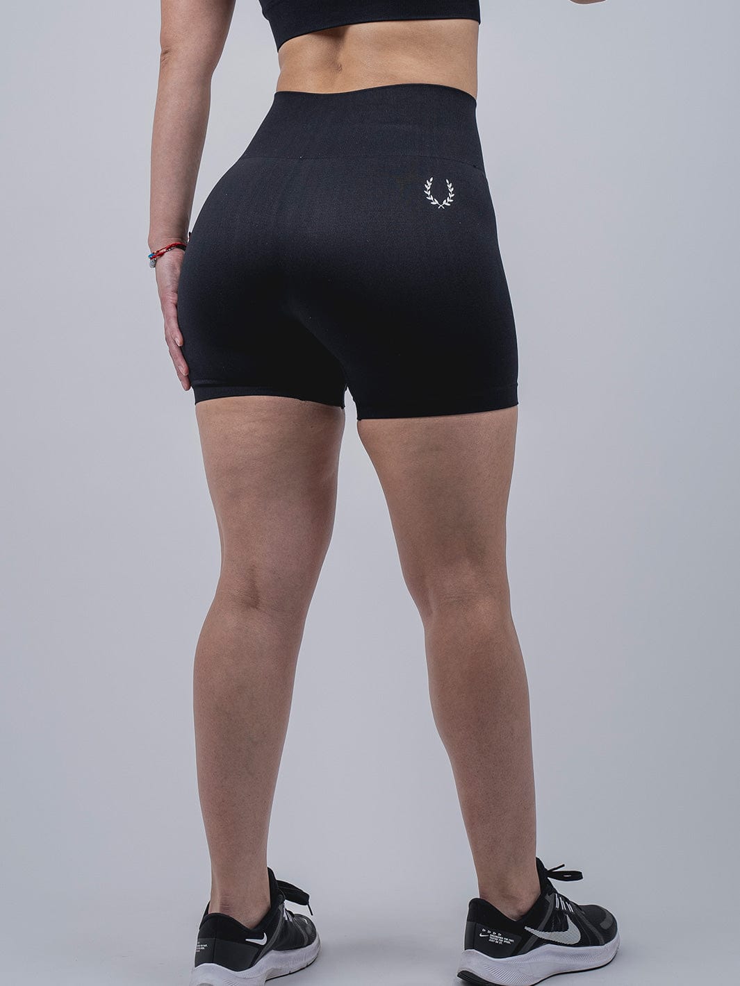 Empower Seamless Short, Colección Empower, Shorts de mujer TROS, Estilo de vida activo, Negro y Gris, Poliester, Nylon, Elastano, Ajuste sin costuras, Fitness.