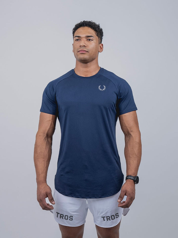 Trail Polera, Colección Trail, Polera manga corta, 84% Poliéster, 16% Spandex, Ropa deportiva, Estilo de vida activo, Calidad, Diseño moderno, Muscle-fit cut, Azul, Negro.