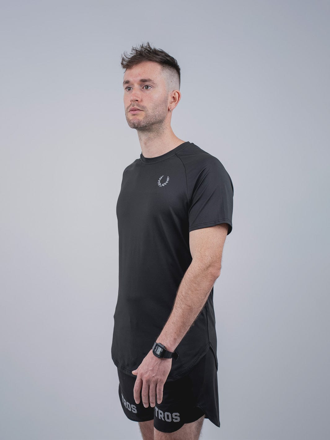 Trail Polera, Colección Trail, Polera manga corta, 84% Poliéster, 16% Spandex, Ropa deportiva, Estilo de vida activo, Calidad, Diseño moderno, Muscle-fit cut, Azul, Negro.