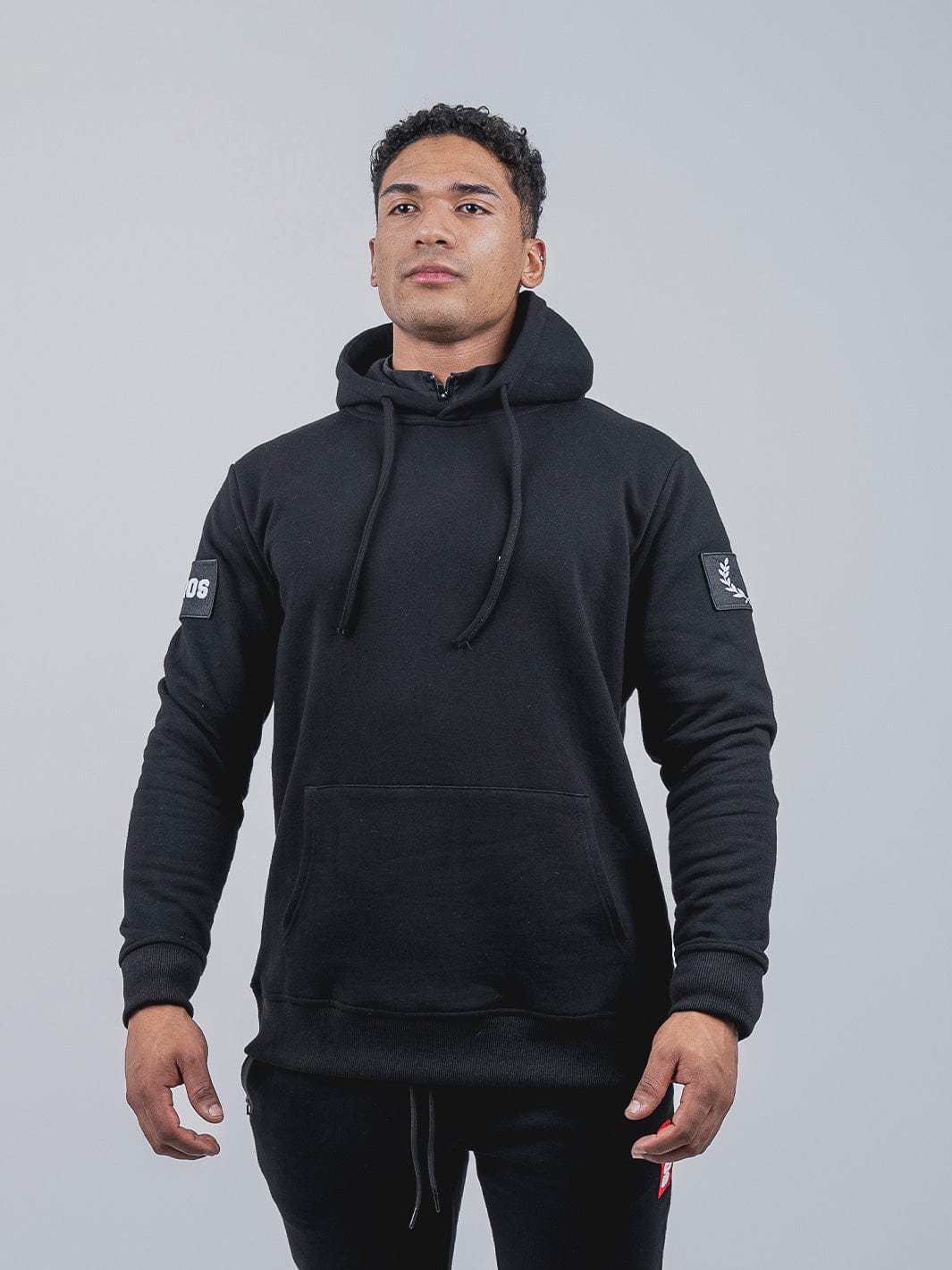 Rise Poleron Negro, Colección Rise, 100% Algodón, Poleron deportivo, Estilo de vida activo, Versatilidad, Negro, Bolsillo tipo canguro, Tela elástica, Amplitud, Calidez, Prenda de uso diario, Prenda para entrenar.