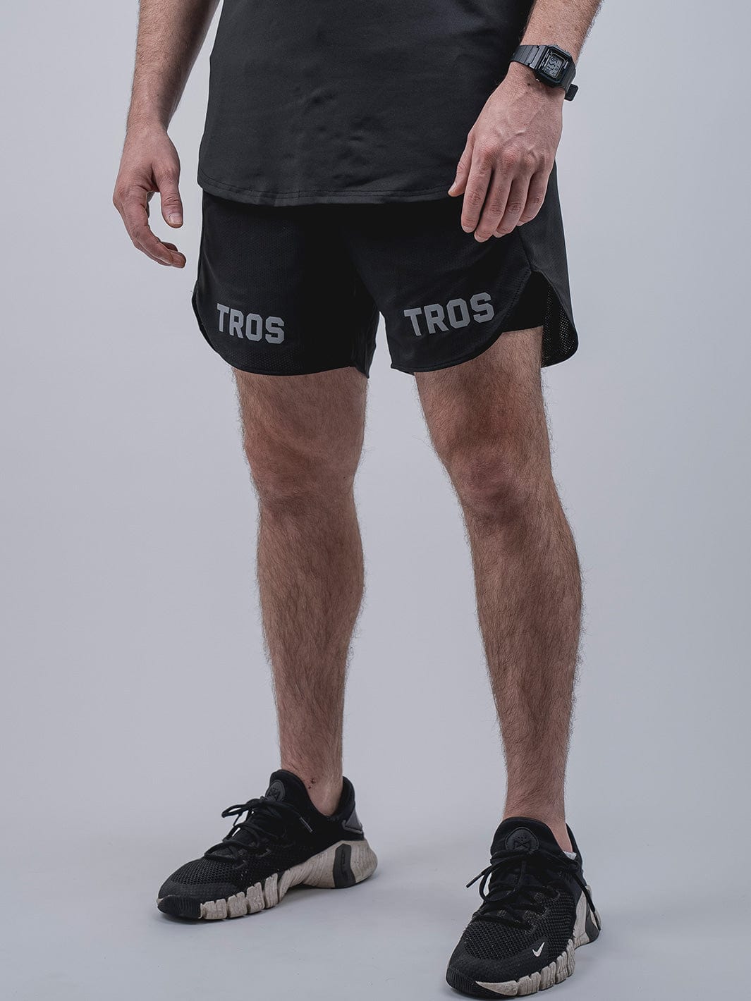 Rise Short, Colección Rise, 60% Poliéster, 30% Algodón, 10% Spandex, Shorts deportivos, Estilo de vida activo, Calidad, Diseño multifuncional, Blanco, Negro, Calza interior, Porta celular, Bolsillos con cierre, Porta toalla.