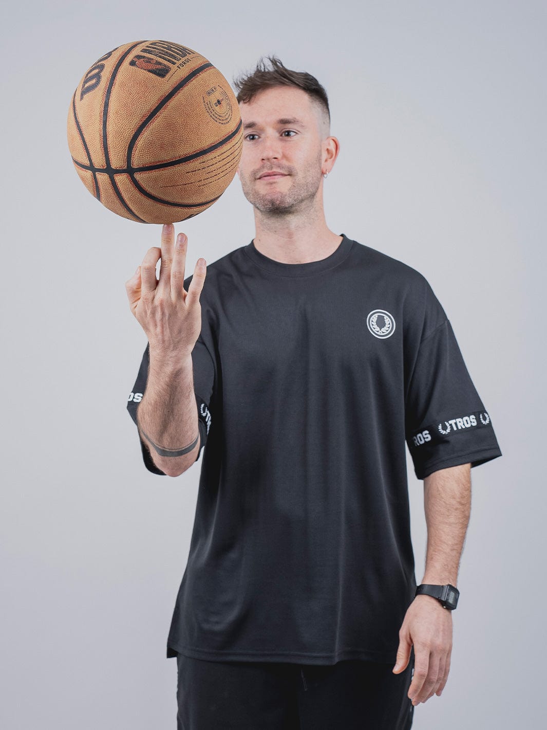  Slamdunk Spirit, Polera Onyx, Colección SlamDunk Spirit, Polera Oversized, Manga Corta, 95% Poliéster, 5% Spandex, Ropa deportiva, Estilo de vida activo, Calidad, Diseño moderno, Inspiración en el basketball.