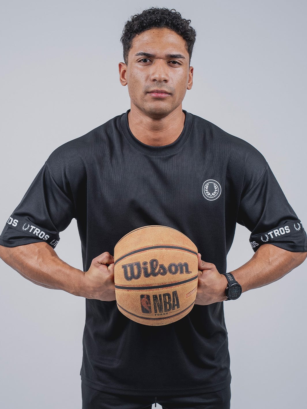  Slamdunk Spirit, Polera Onyx, Colección SlamDunk Spirit, Polera Oversized, Manga Corta, 95% Poliéster, 5% Spandex, Ropa deportiva, Estilo de vida activo, Calidad, Diseño moderno, Inspiración en el basketball.