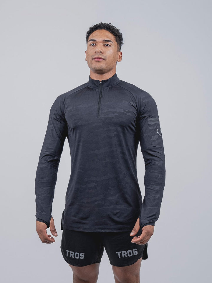 Trail Top, Colección Trail, Polera Camo Black, Slim Fit, Manga Larga, 86% Nylon, 14% Spandex, Ropa deportiva, Estilo de vida activo, Calidad, Diseño moderno, Cierre frontal.